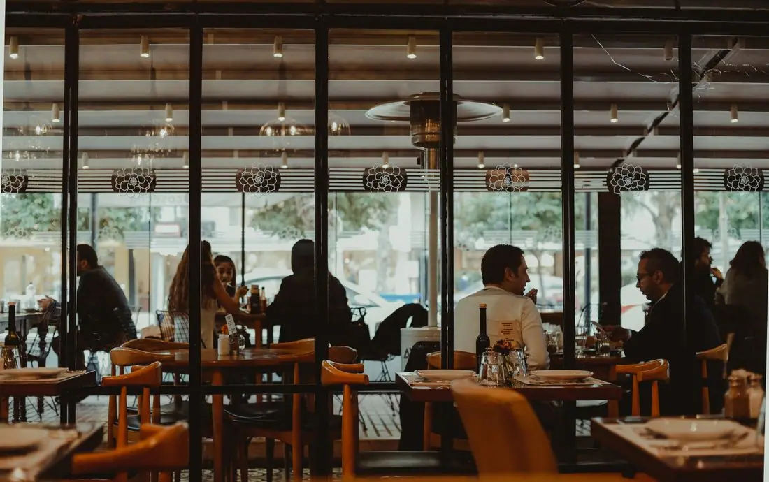 محاسبة المطاعم محاسب يراجع تكلفة الأصناف وتقارير المخزون لمطعم في الإمارات